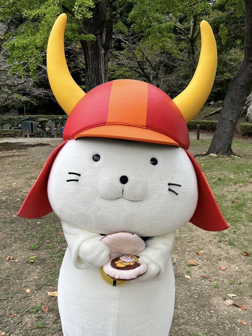 本日の #彦根 は曇り空でござった☁️ #ひこにゃん 殿はおやつを持って