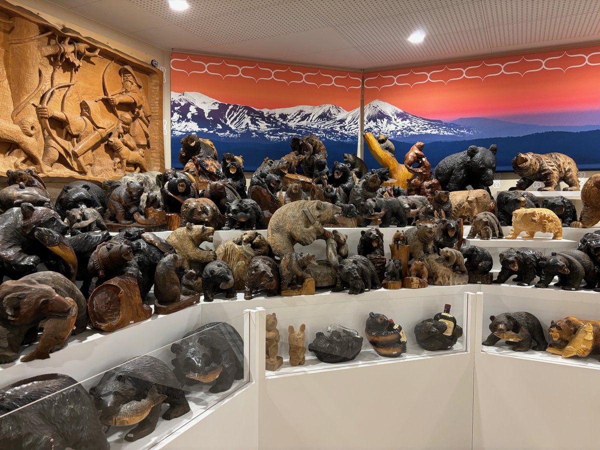 2階のコーナーでは、木彫り熊をアイヌの土産品として定着させた松井