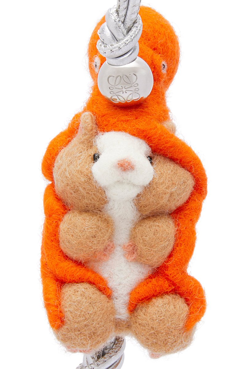 loeweからタコに絡まれるハムスターチャームが登場しているどうして