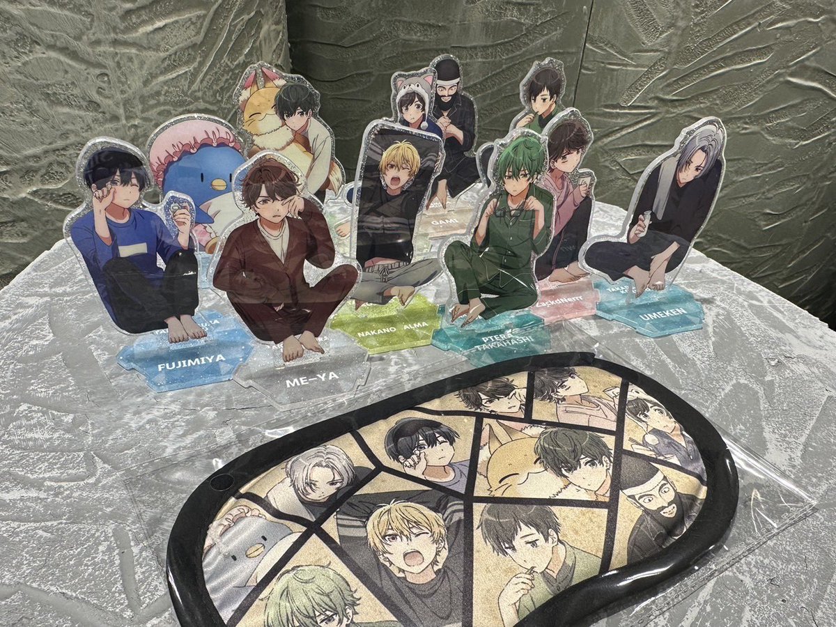 高田村交易所スタッフです🌸 今回はラメアクリルスタンドのご紹介です