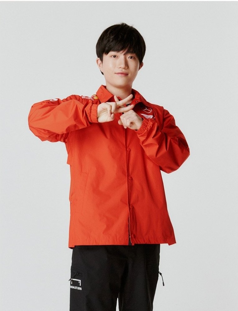 Keria in T1 2025 uniform jersey and jacket. I miss his 'K' pose