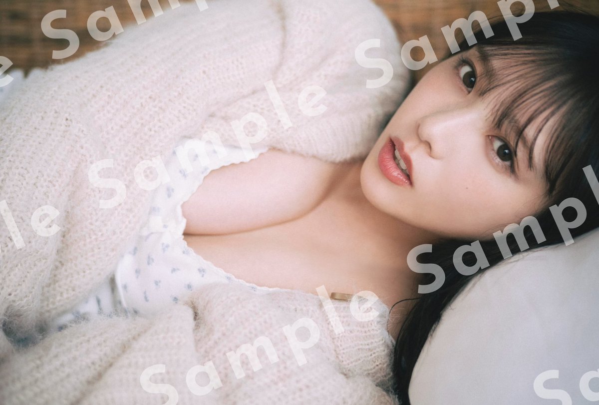 6種の封入特典のポストカード第2弾は、ガーリーな部屋着でまったり