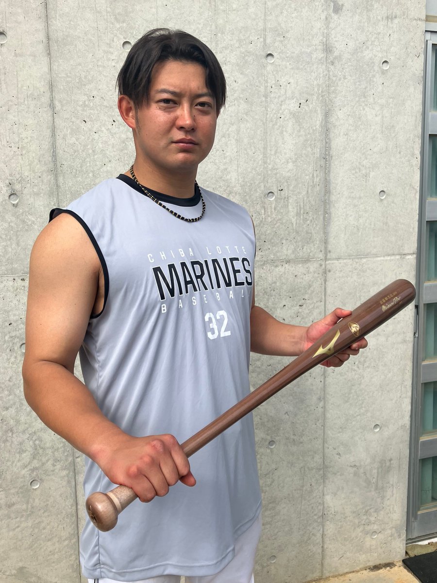 佐藤都志也 選手が手にしているバット。 カラーは濃いブラウン系が好み