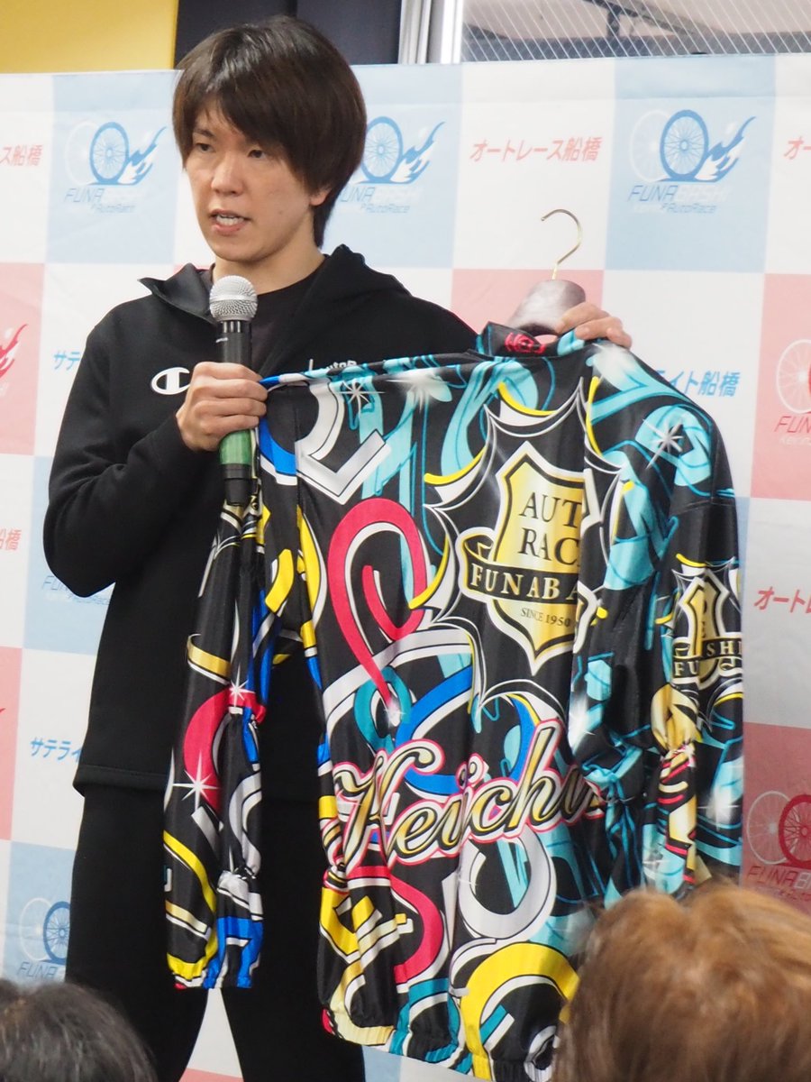 鈴木圭一郎選手は新しい練習着とスーパースターのトロフィーを持ってき