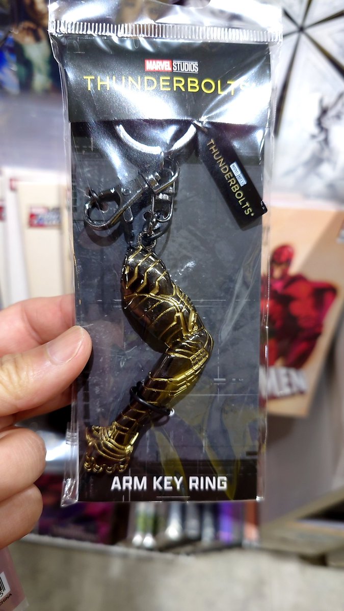 ヴァースコミックスさんでバッキーのヴィブラニウムアームキーホルダー