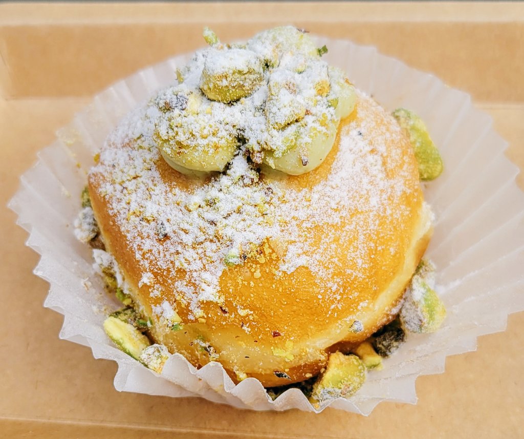 シチリアピスタチオクリームドーナツ。甘いものもピスタチオもそこまで