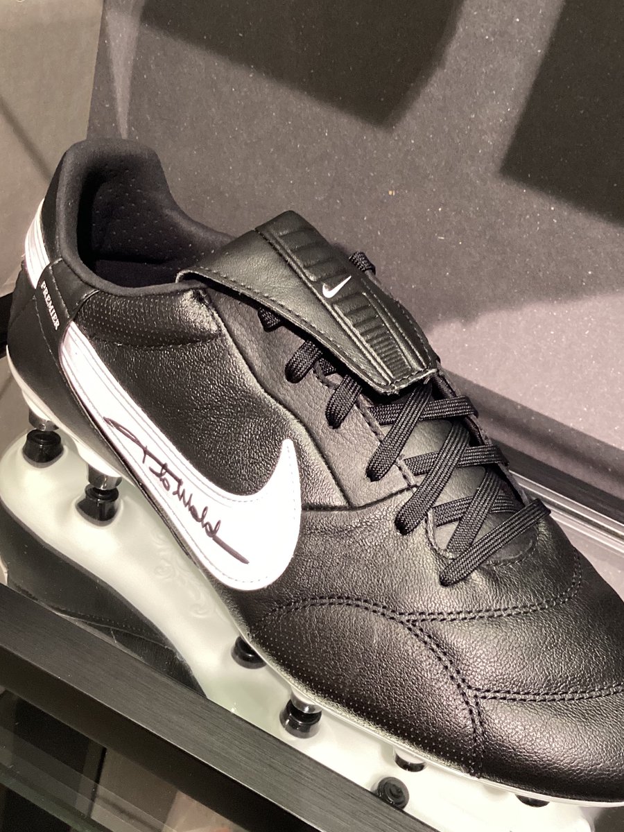 ⚽ パオロ・マルディーニ 直筆サイン入りスパイク ⚽ 販売中です