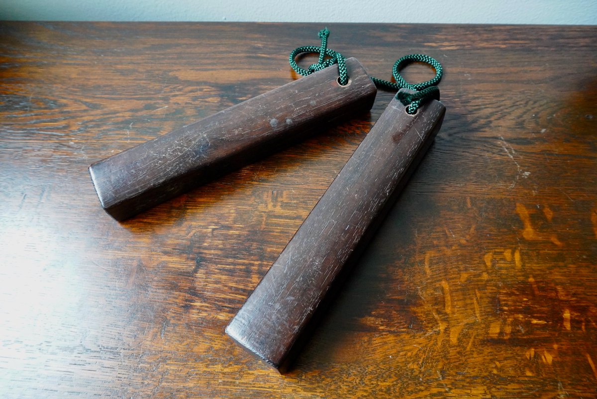 紫檀の拍子木。一般には用のない道具に見えるかもしれませんが、ぜひ