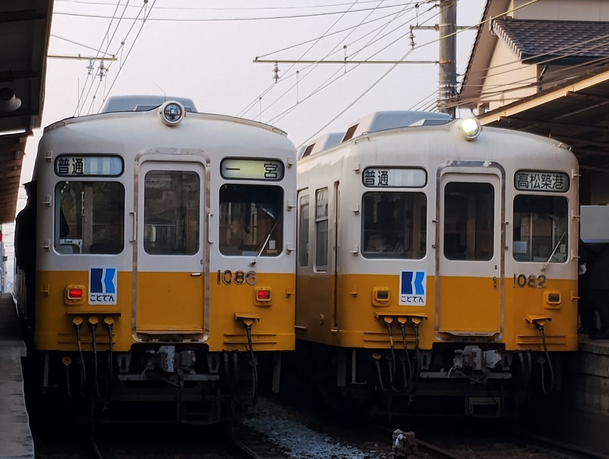 8:15高松築港発の211Kは、1203×1204×1085×1086号でした。栗林公園駅