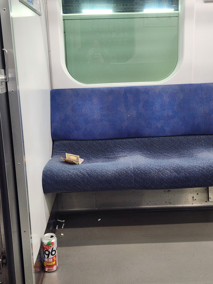 まってwwwwwww 前に酒を飲みながら座ってたおじさん、お金と飲みかけの