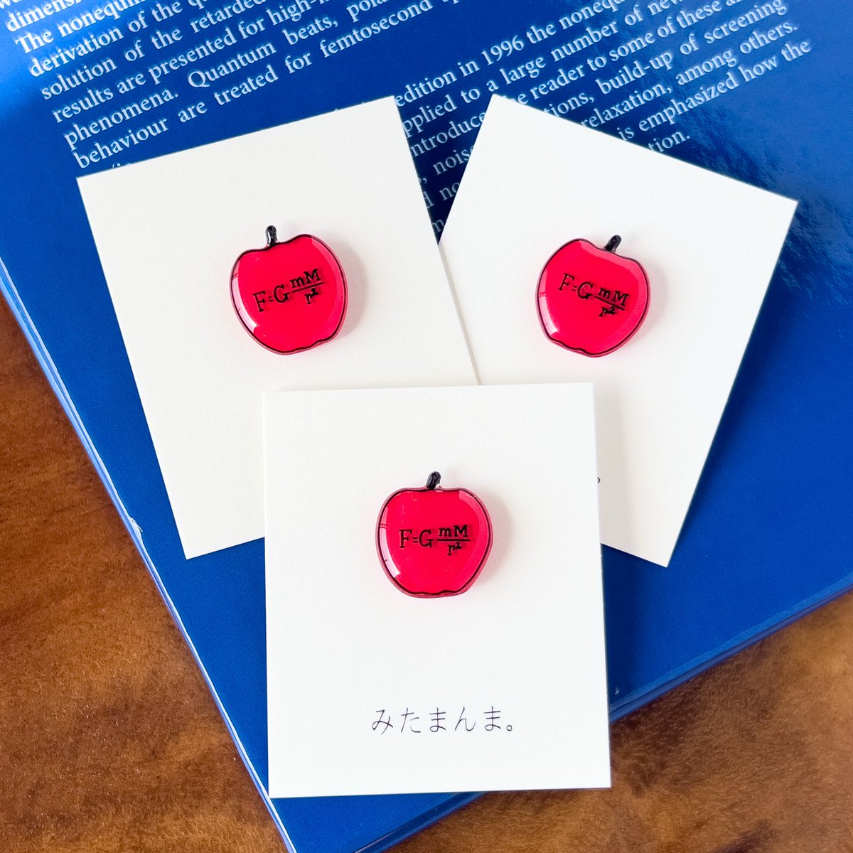 ニュートンのリンゴのピンバッジ。 minneに追加しました🍎