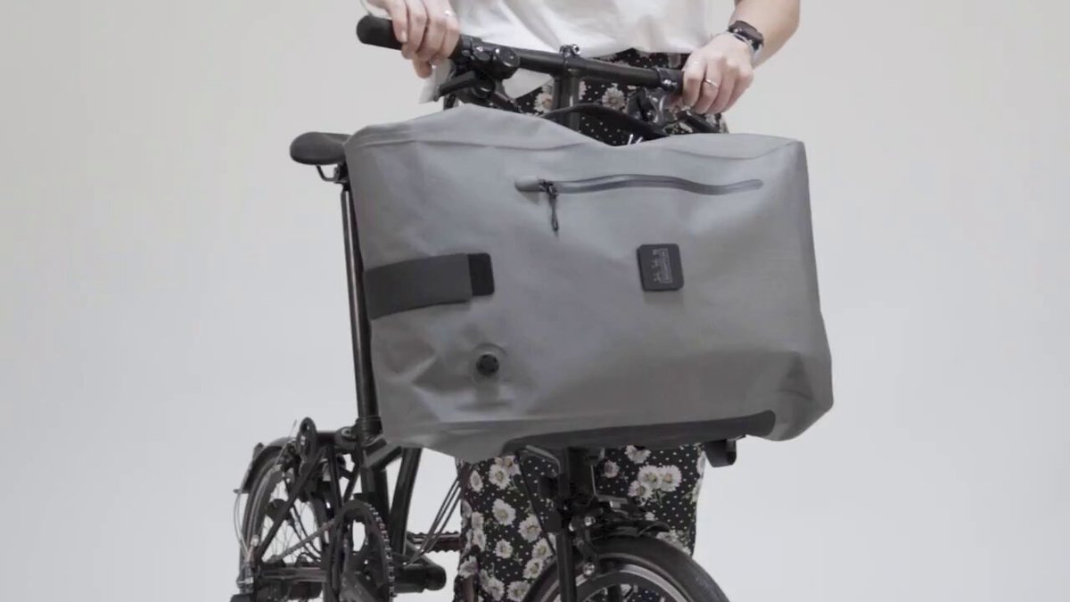 防水仕様のBorough Waterproof Backpackは 17L容量、PCスリーブ付き