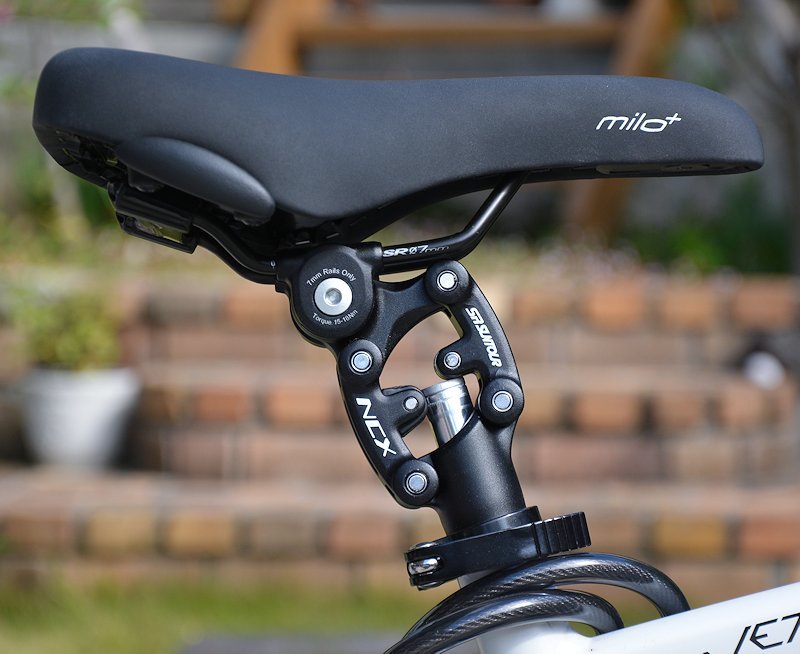 SR SUNTOUR シートポストサスペンション