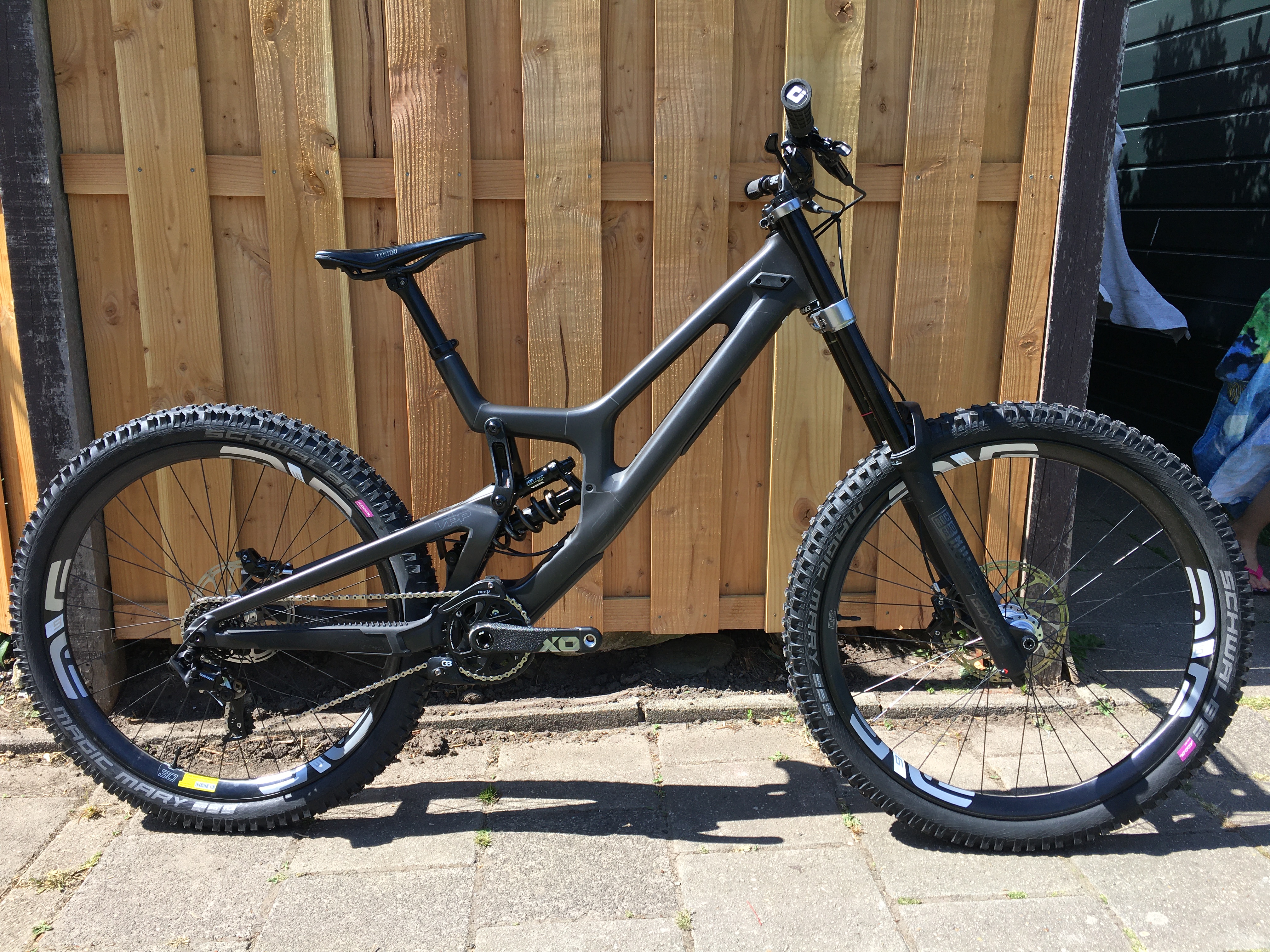 Santa Cruz v10.7 27.5 large - Christiaan_van der Laan's Bike Check
