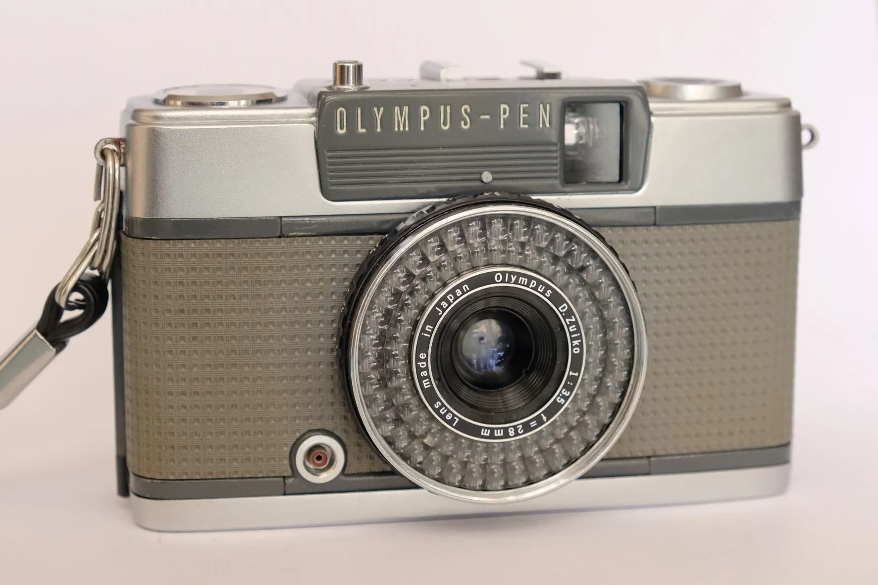 Olympus PEN EE2 | Gears | Photo by Tommy Ku