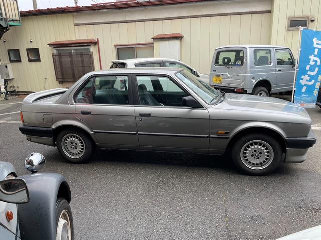 BMW 3シリーズ 325i E30／4ドア／左ハンドル／社外CD／PW