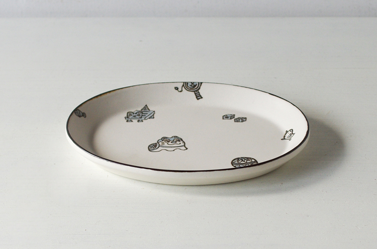 すこし屋 / 楕円皿 / 玩具尽くし | Piröleikki