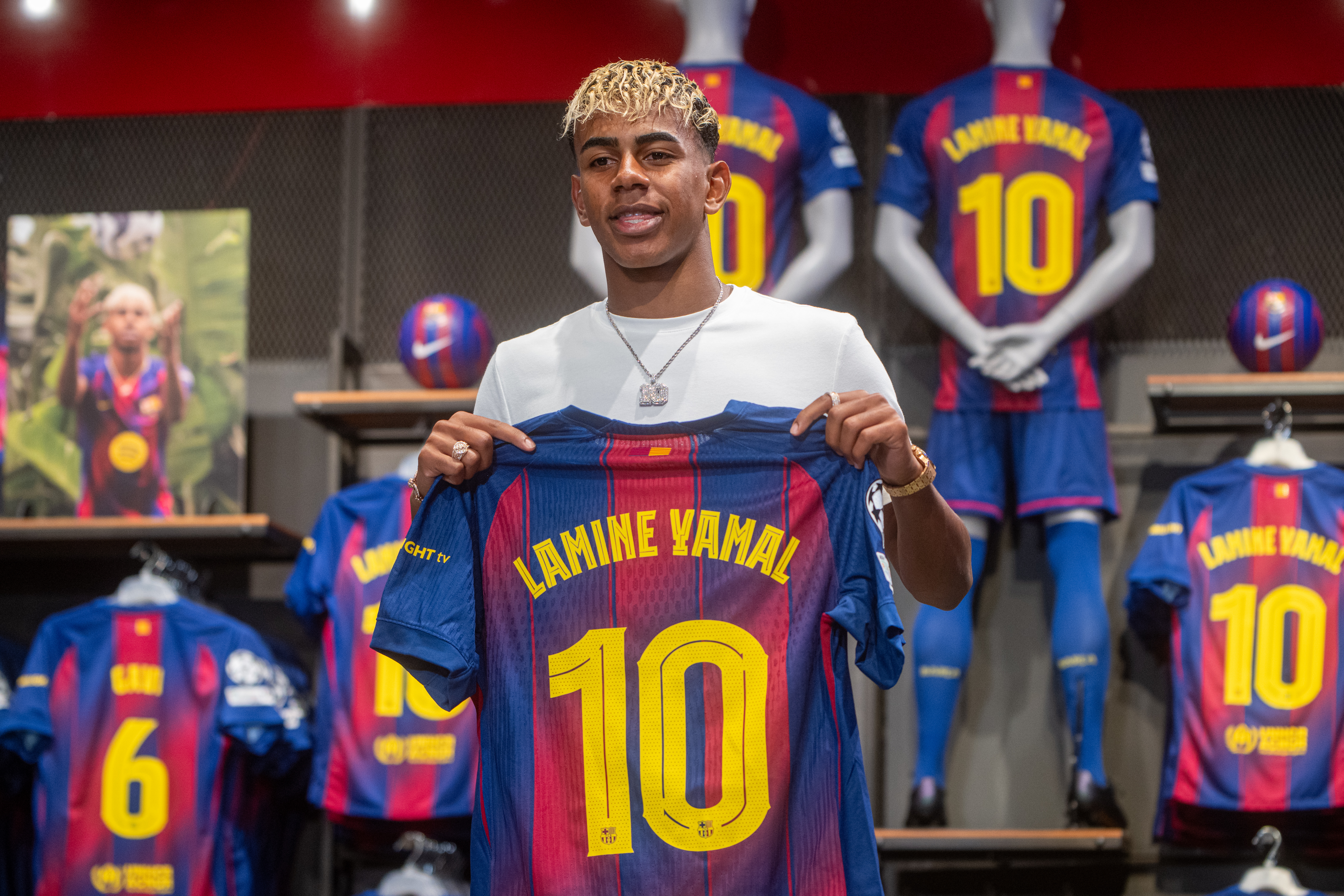 OFFICIAL: Lamine Yamal takes Barcelona's No. 10 shirt and signs