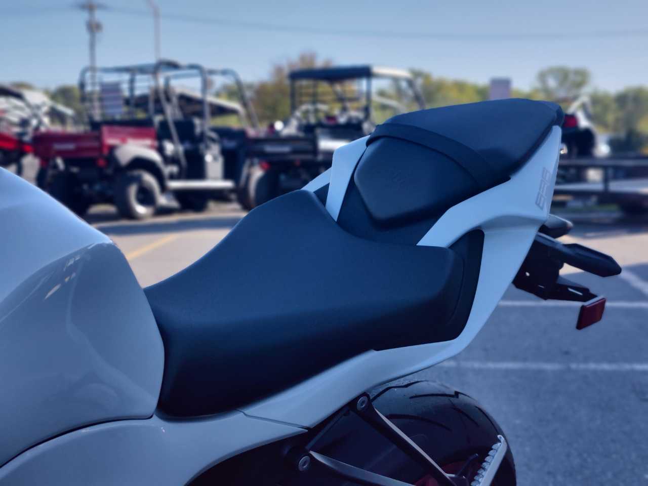 2025 KAWASAKI NINJA® ZX™ 6R NON-ABS PEARL ROBOTIC WHITE / METALLIC