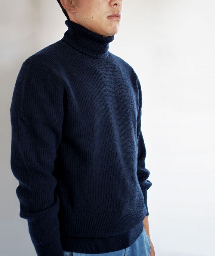 ウール100％メンズミドルゲージタートルネックセーター | Milestone