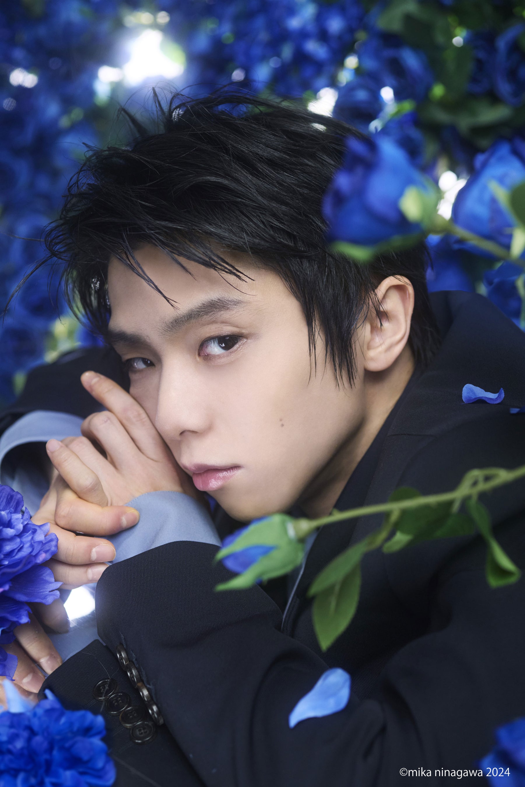 30歳になった羽生結弦が蜷川実花との「はじまりの青バラ」セルフ