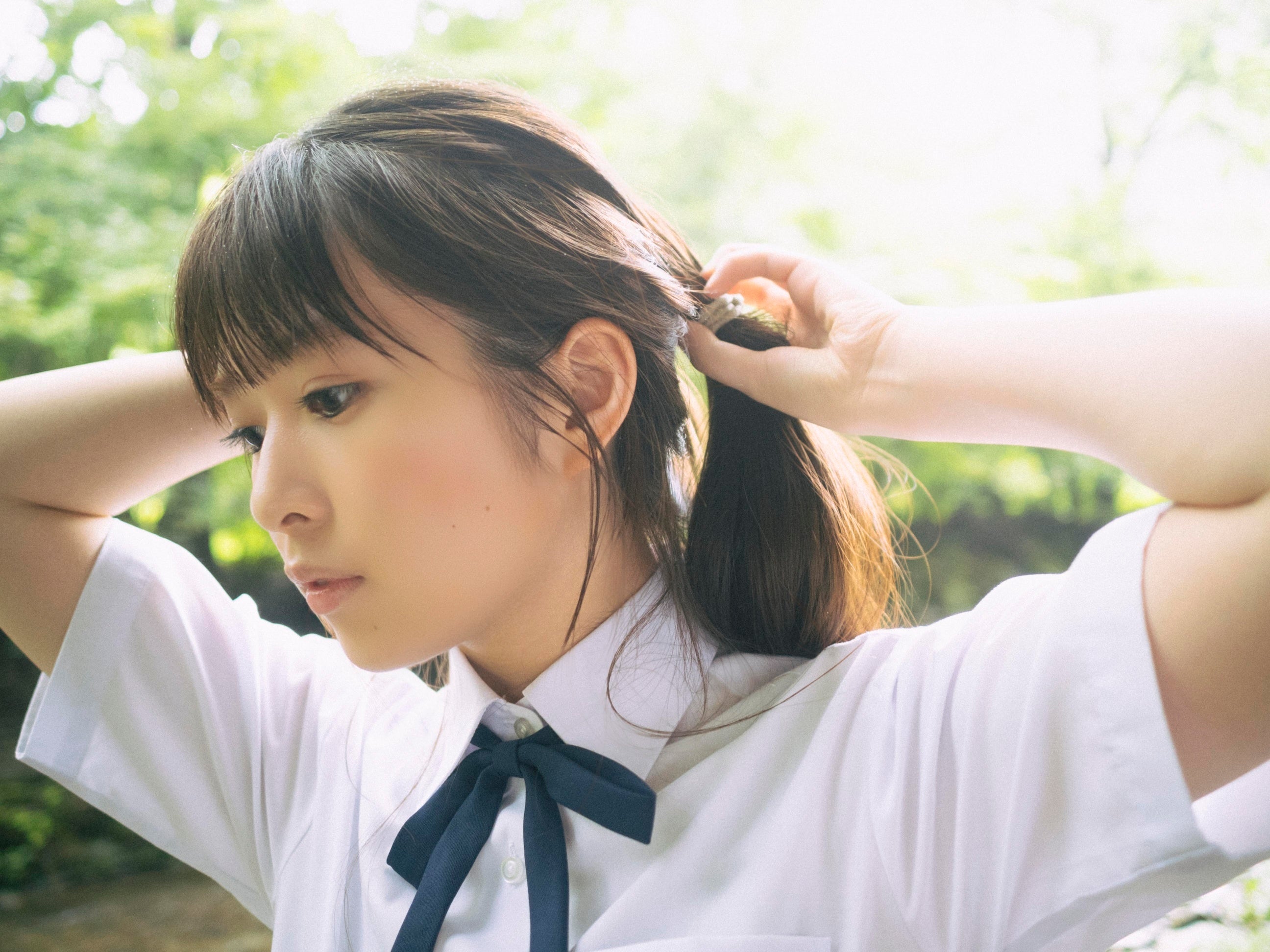 水面のきらめき×小川彩の笑顔── 8/29（金）発売！乃木坂46・小川彩が