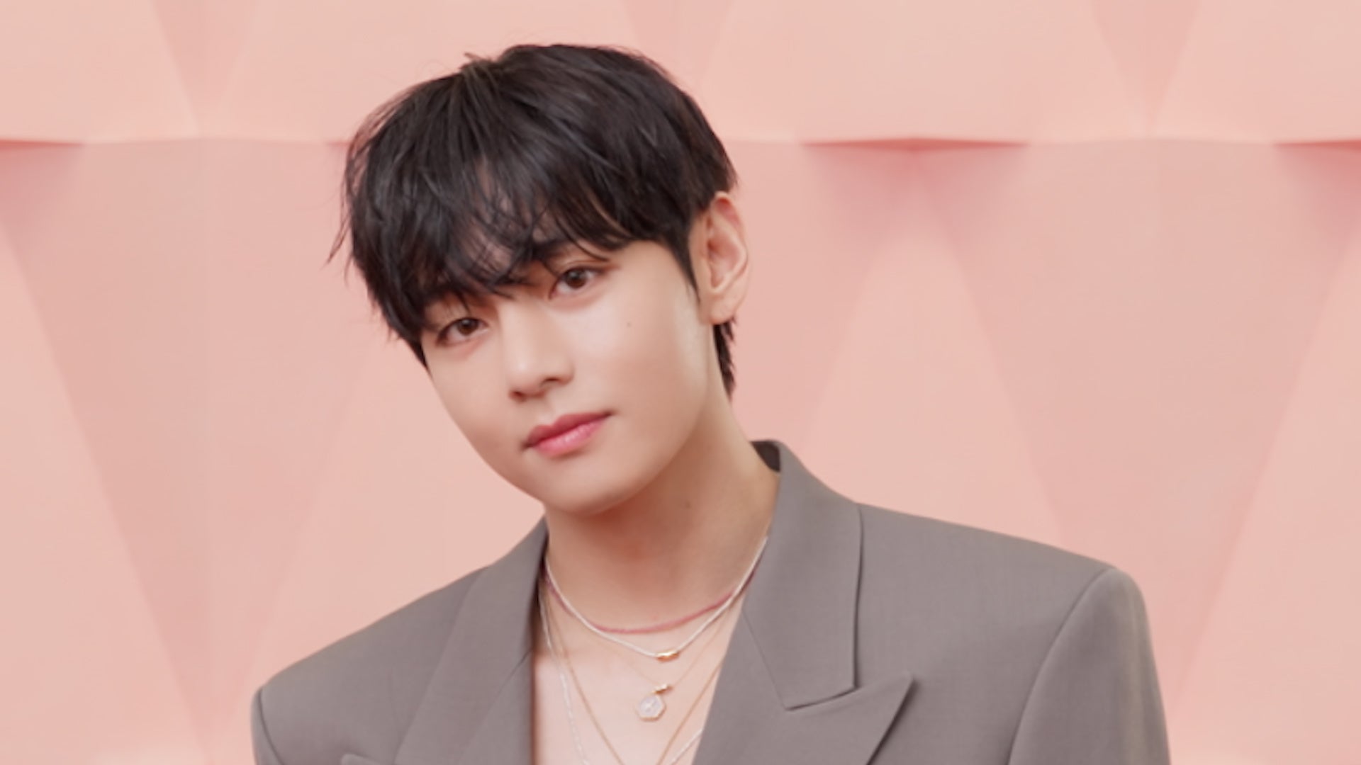 Yunth】BTS・Vさん、日本初の単独CM出演！新CM「君の肌に」公開 | Ai