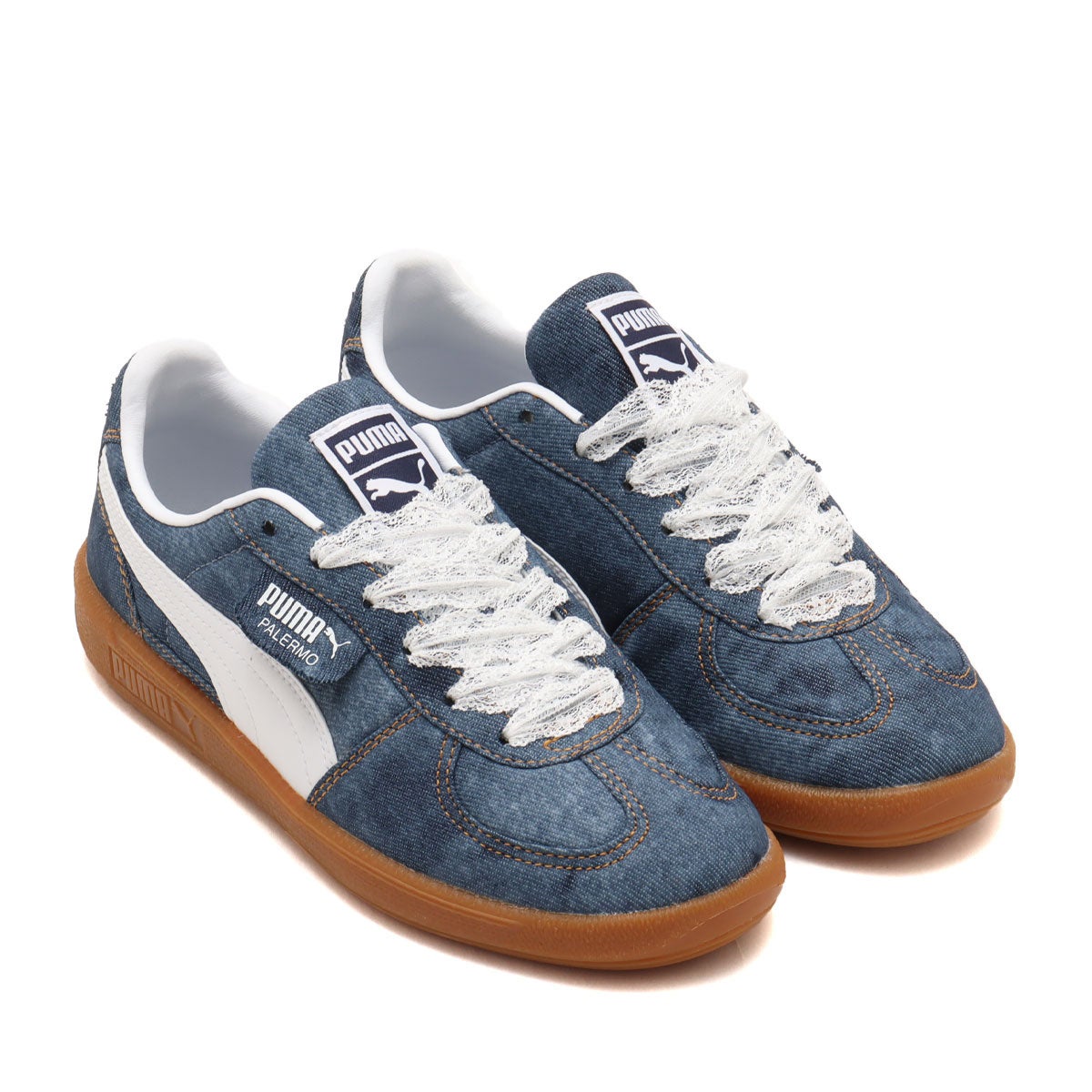 PUMA デニムブルー スニーカー atmos pink atmos pinkからトレンド要素