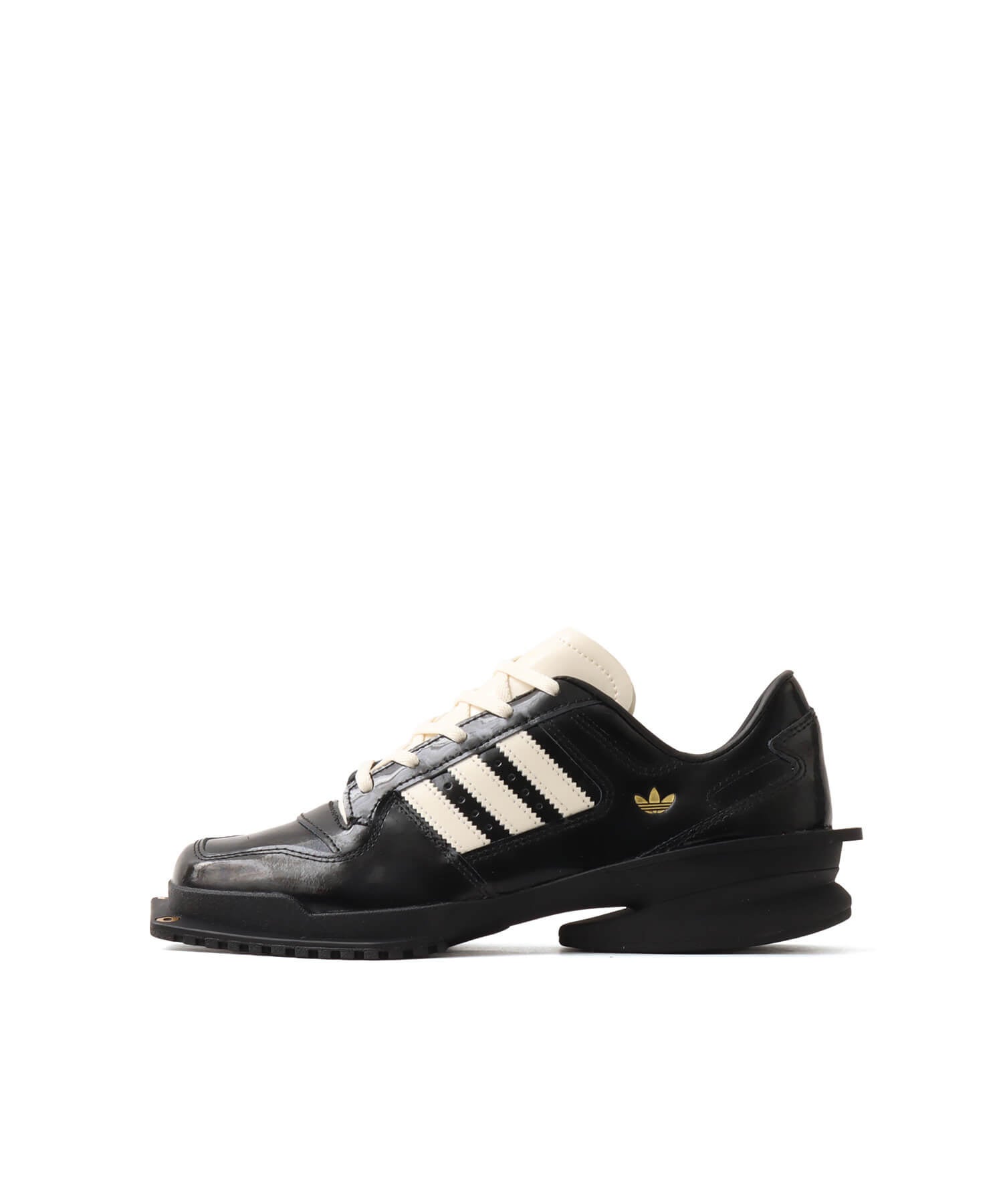 adidas Originals」の注目モデル『FORUM CUBISM W』より​「atmos pink