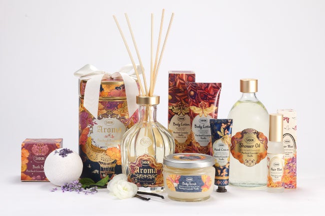 鍵を開け、蝶が誘う喜びの旅へ。SABON25周年を記念した『パチュリ