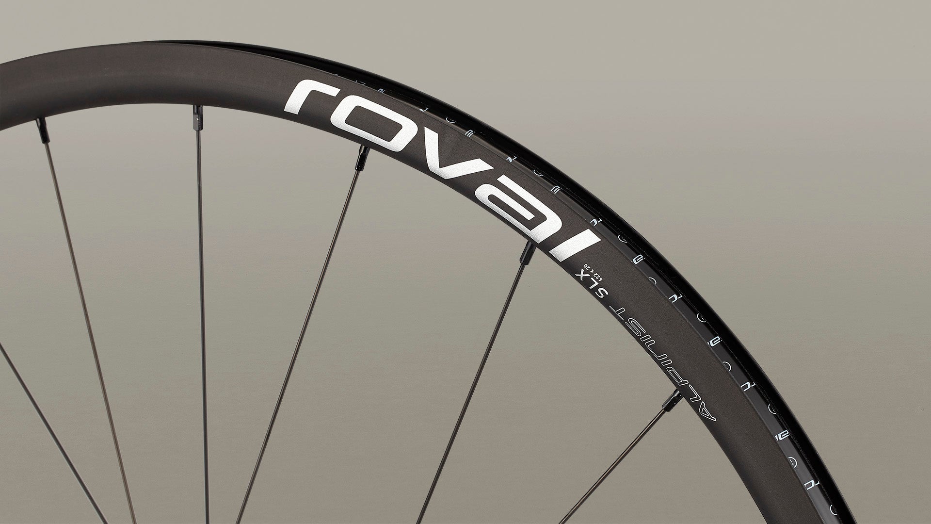 カーボン級の軽さとアルミのタフさを兼ね揃えたアルミホイール Roval