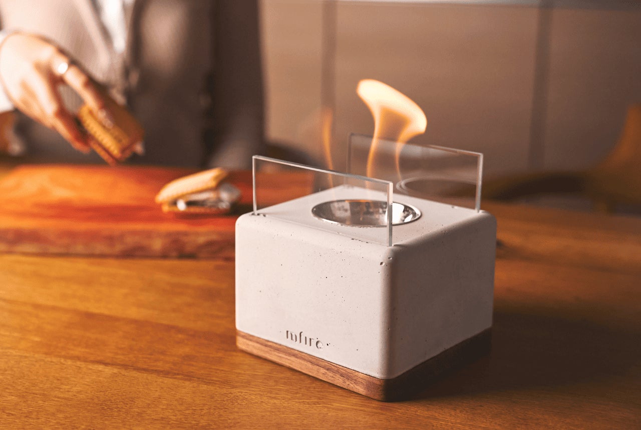 お部屋で焚き火を楽しむ。煙も臭いもない室内用焚き火台『mfire(エム