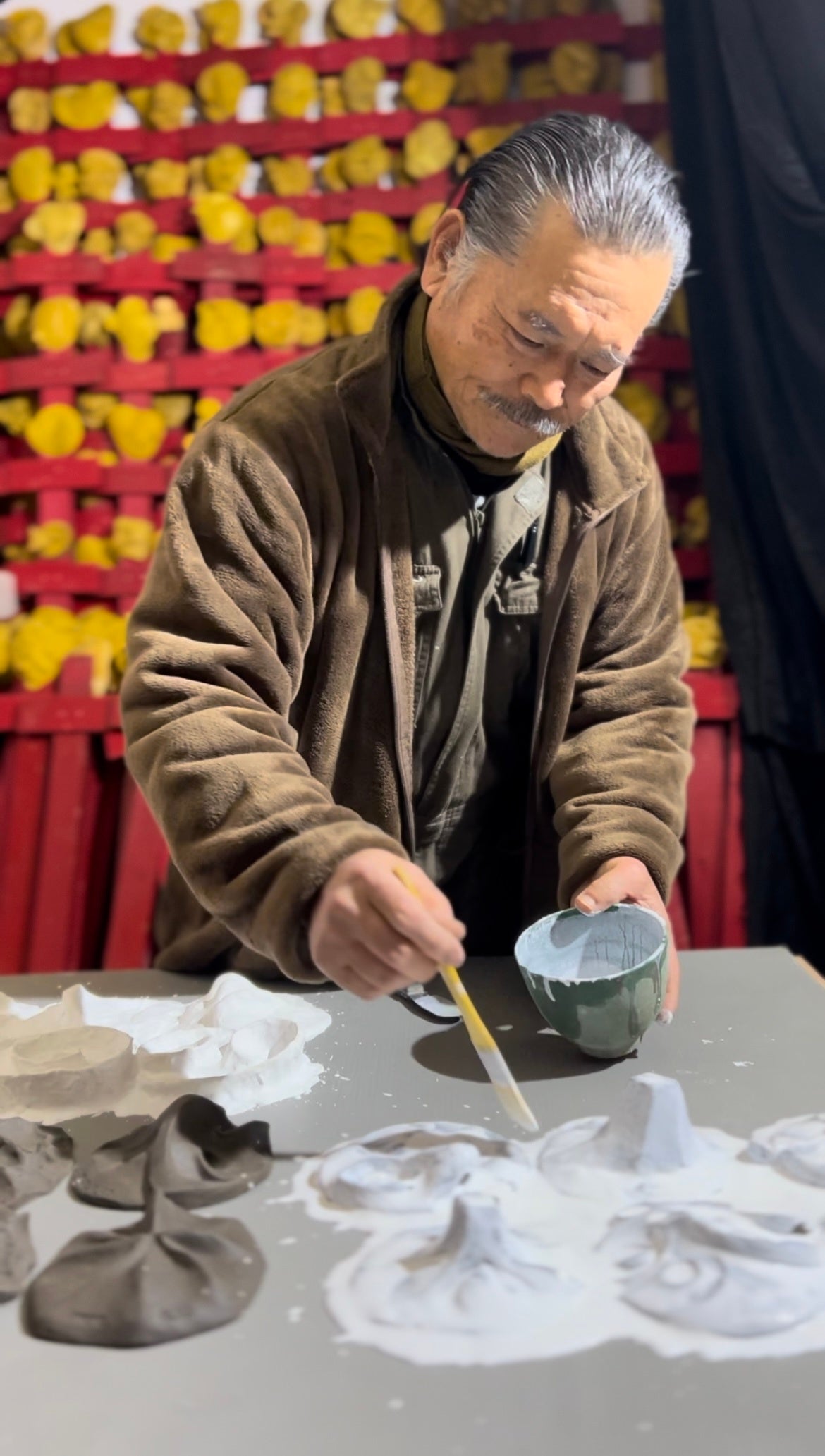 土から生まれるいのち -彫刻家セツ・スズキと中国玉石作品展」日中友好