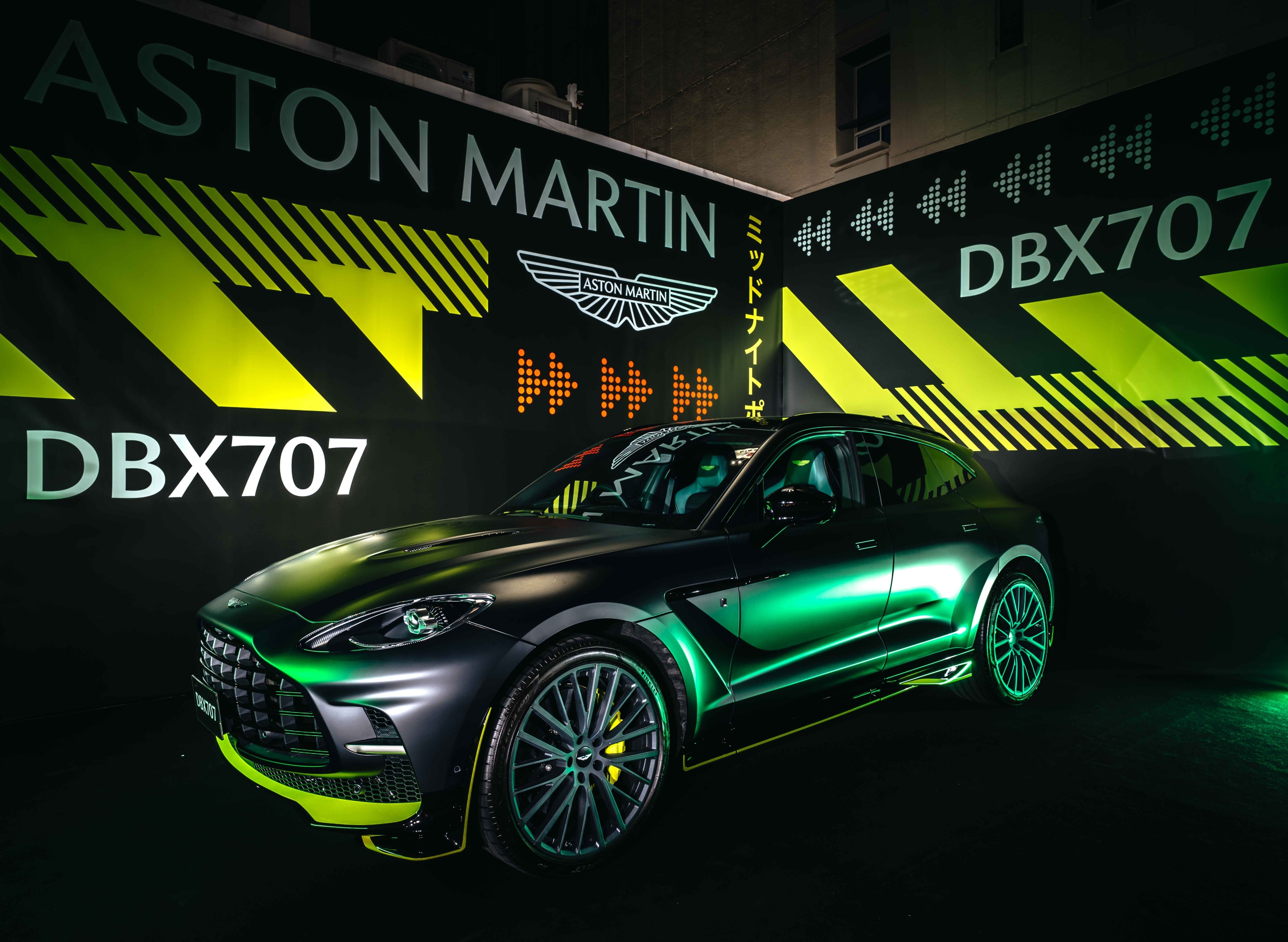 アストンマーティン 日本限定のDBX707 Japan Midnight Podium Edition