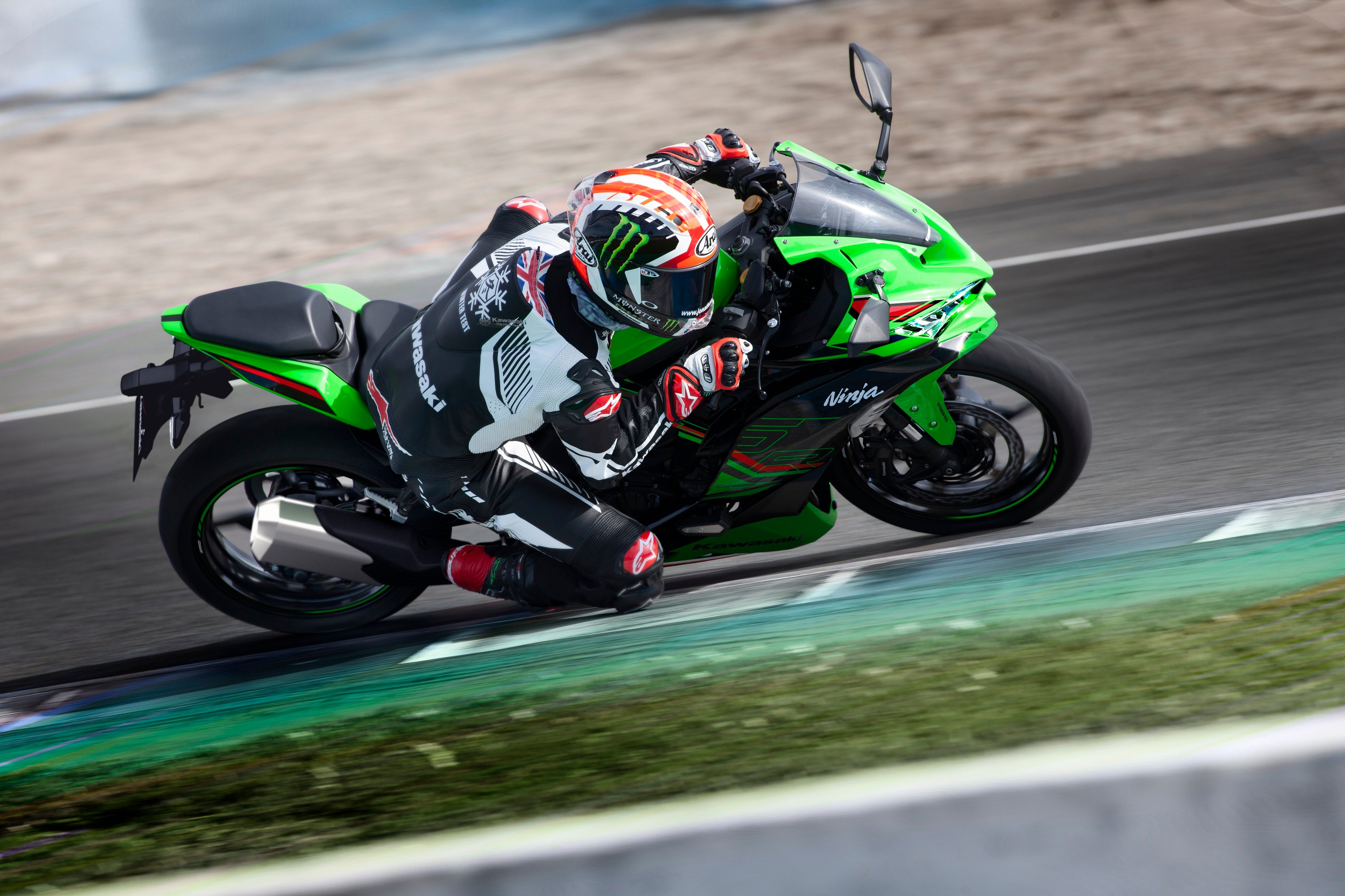 第6回 日本バイクオブザイヤー「Ninja ZX-25R SE」が大賞を受賞 | 株式