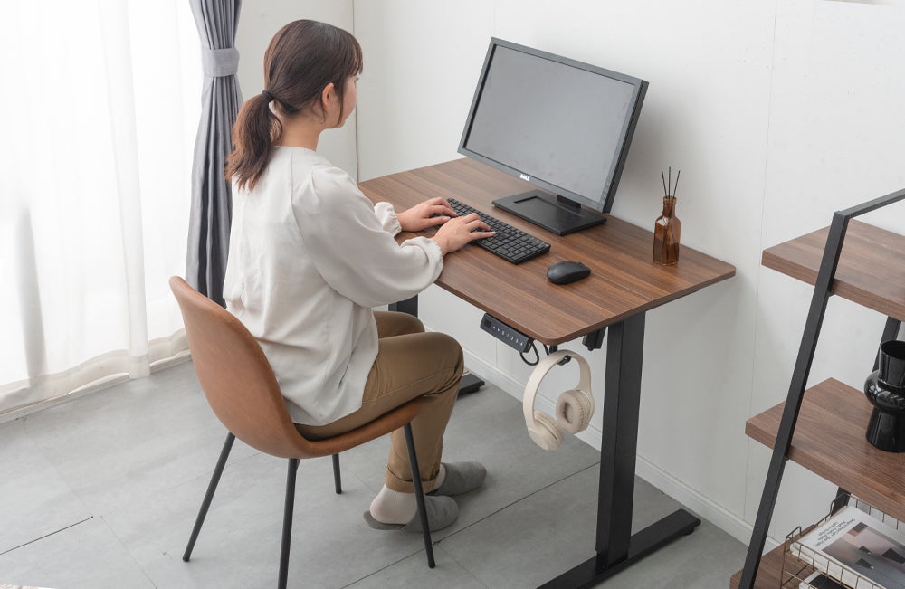 スタンディングワークをもっと身近に」初めての電動昇降デスクに最適な