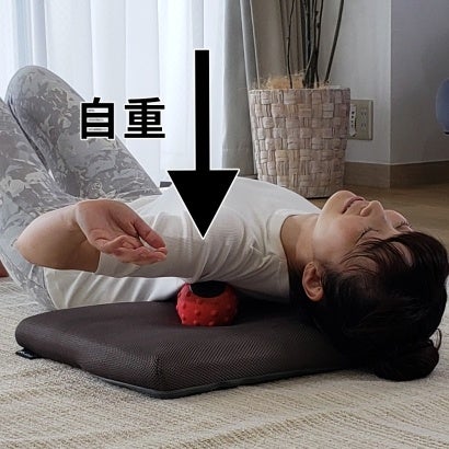 本日放映！】パワフルに振動するボールを使って、肩甲骨まわりの筋肉の