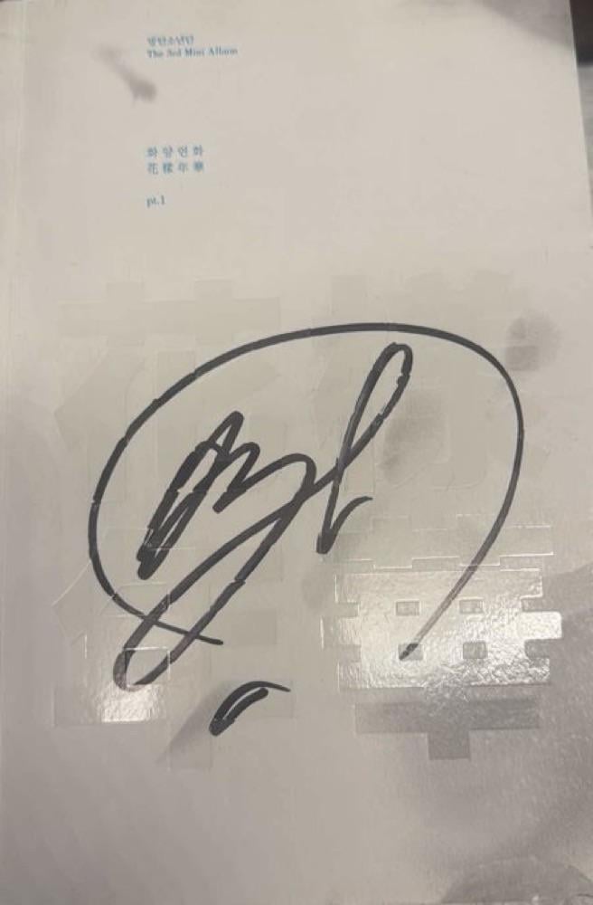 Authentic j-hope signature (HYYH pt 1)? : r/kpopcollections