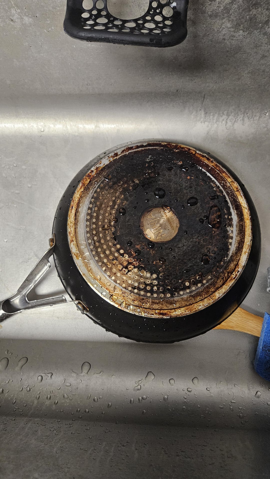 Ninja Pan のステンレス製の底に油と焦げ付きがついてるんだけど : r