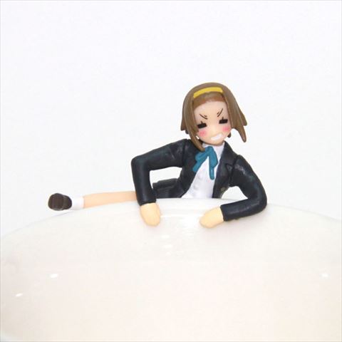 コップのフチに飾れる「けいおん！」キャラのフィギュア、奇譚クラブ