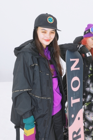 X-girl(エックスガール) とBURTON(バートン) によるコラボレーションが