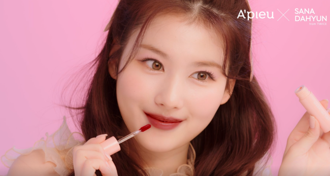 A'pieu(アピュー) イメージモデル「TWICE サナ＆ダヒョン」の日本初