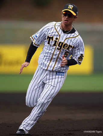 プロ野球・阪神タイガースの近本光司選手とSWANSサングラス・用品契約