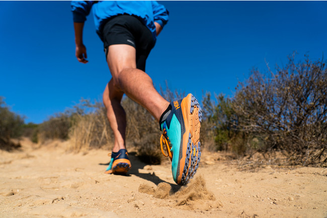 HOKA ONE ONE より、トレイルを飛ぶように走るスピードモデルの