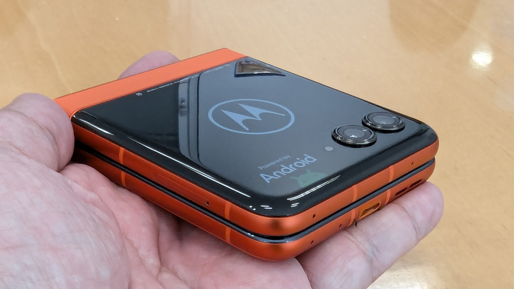 モトローラが大画面アウトディスプレイ搭載で普及価格帯のフリップ式