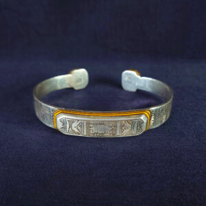 モロッコ直輸入 手彫りバングル – トゥアレグ族の蝶文様シルバー