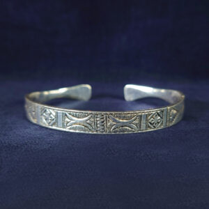 モロッコ直輸入 手彫りバングル – トゥアレグ族の蝶文様シルバー