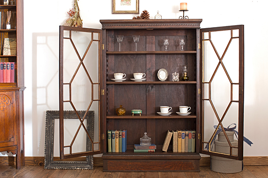 目的別！本棚にできるアンティーク家具4選