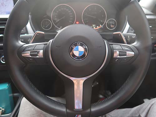 BMW 3シリーズツーリング(F31) スイッチオンでアクセルペダルを踏ま