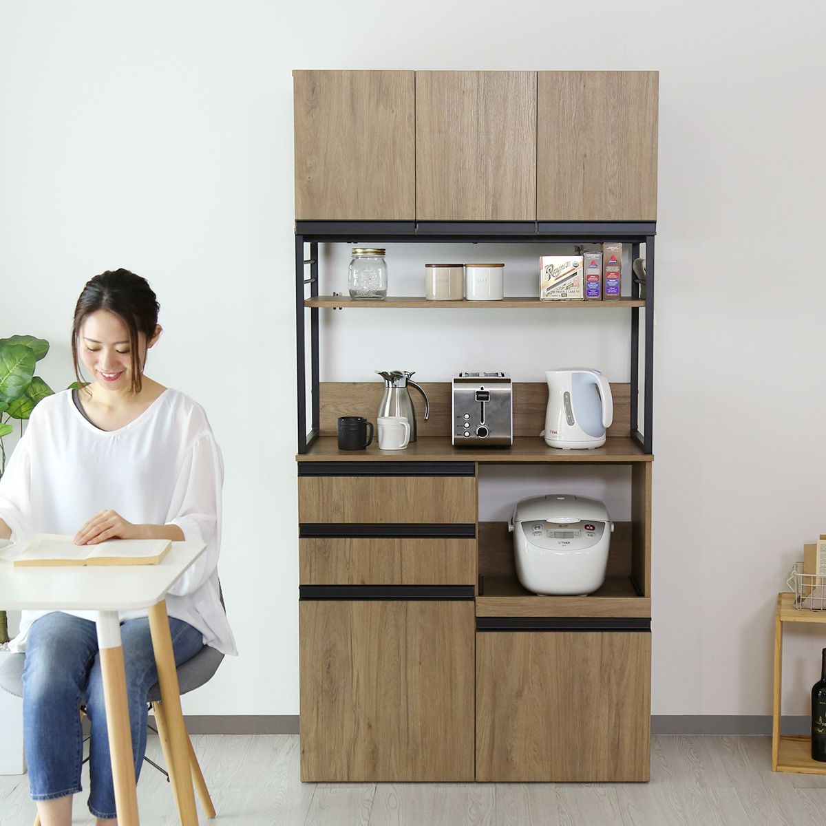 やさしい木質感の素材とシンプルデザインのキッチンボード｜チェルシー
